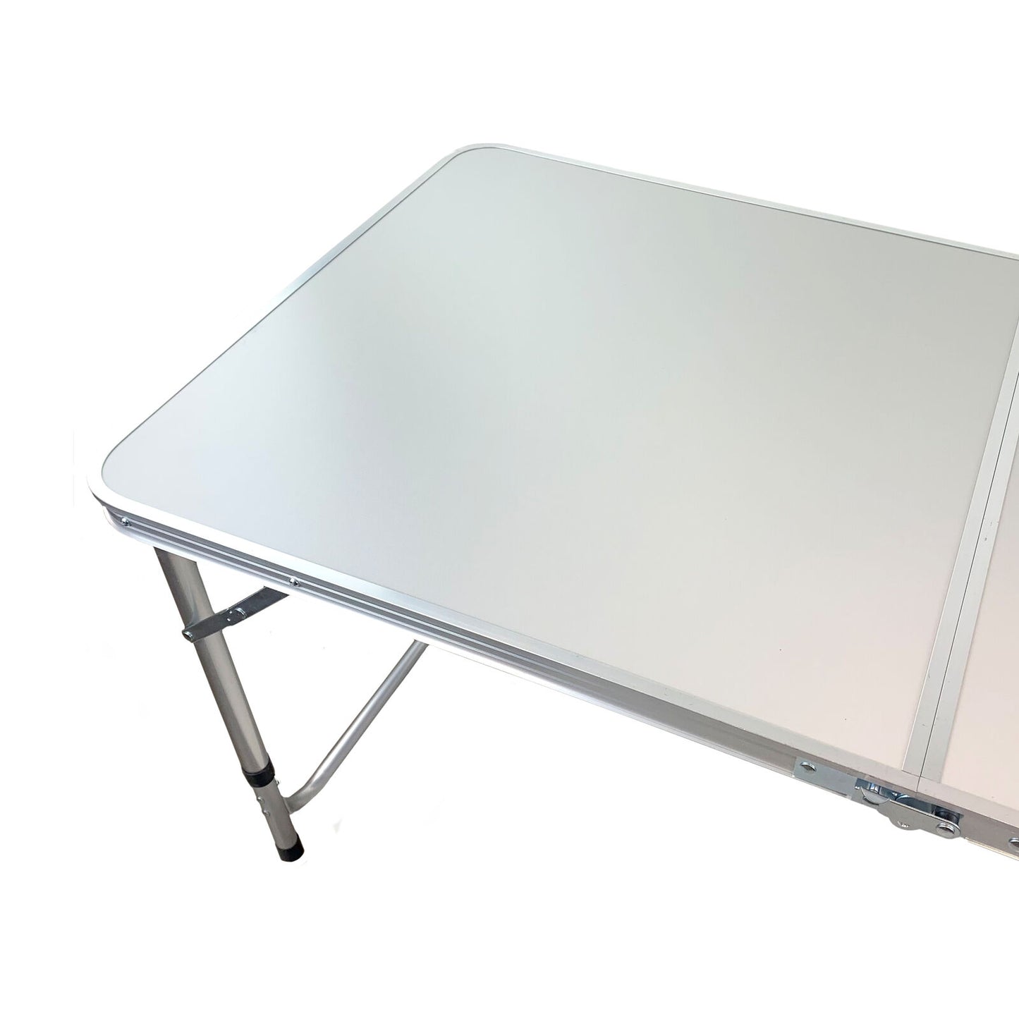 Foldable camping table